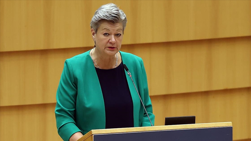 AB İçişleri Komiseri: “Yunanistan, denizdeki sığınmacıları Türkiye’ye geri itiyor”