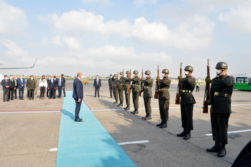 Tatar, askeri törenle karşılandı