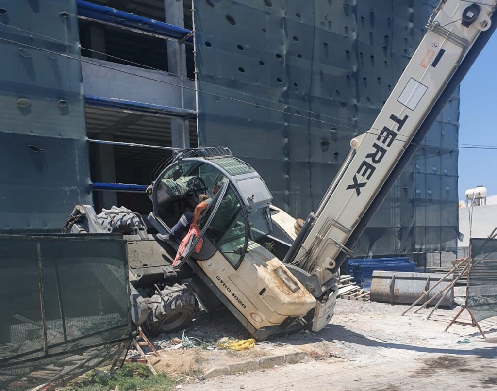İş makinesi devrildi