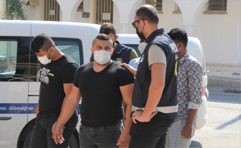 Sosyal medya paylaşımını beğenmedikleri kişiyi kaçırdılar, darp ettiler!