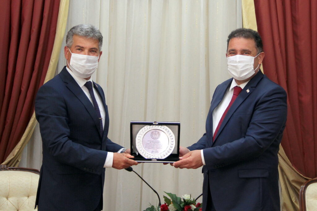 Saner, görev süresi dolan Karakoç’u kabul etti