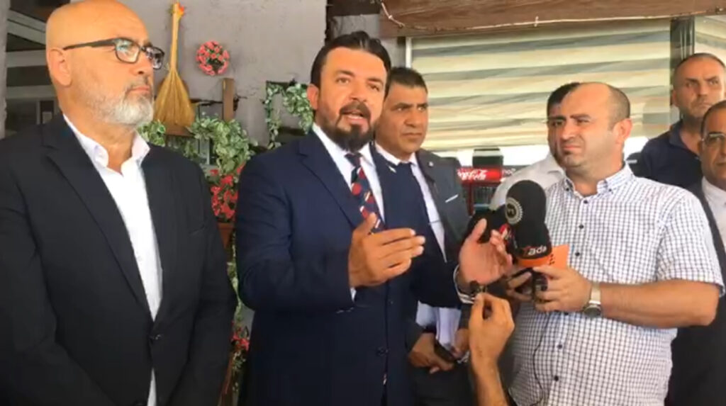 Zaroğlu, beraberindeki 2 bin 11 kişiyle birlikte istifasını sundu