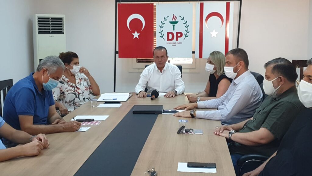 DP MYK’sı Başbakan Saner’i Anayasaya ve hükümet protokolüne uymaya çağırdı