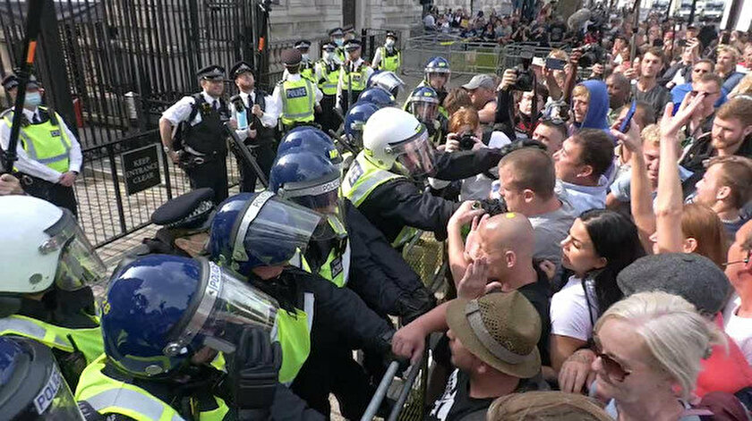 İngiltere’de aşı karşıtlarına polis müdahale etti