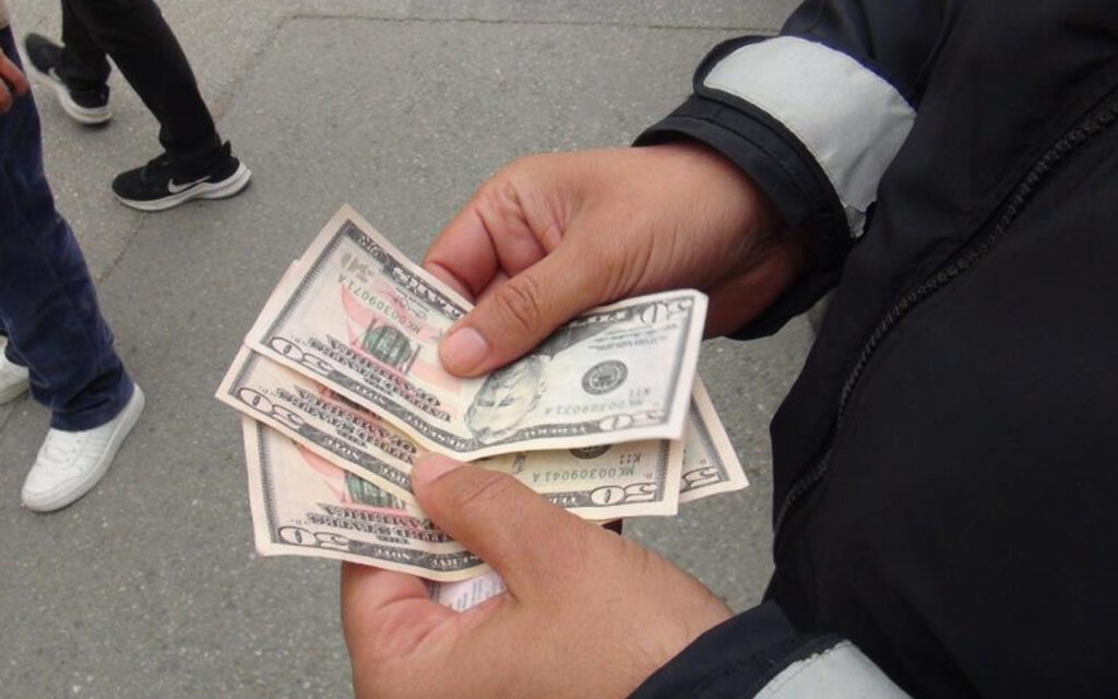 Girne’de sahte dolar!