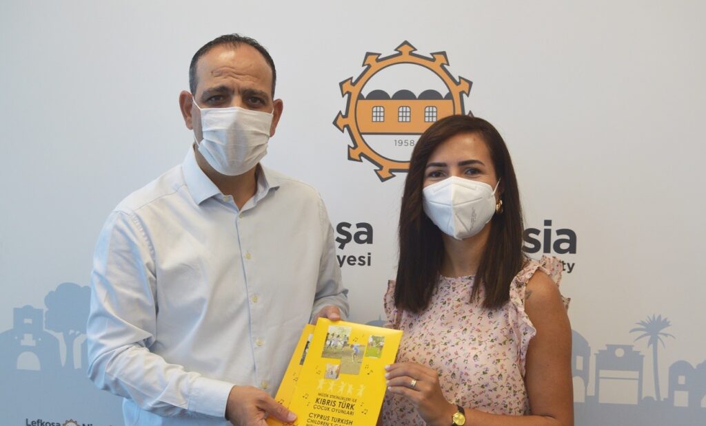 Yılmaz, yeni kitabını Harmancı’ya takdim etti