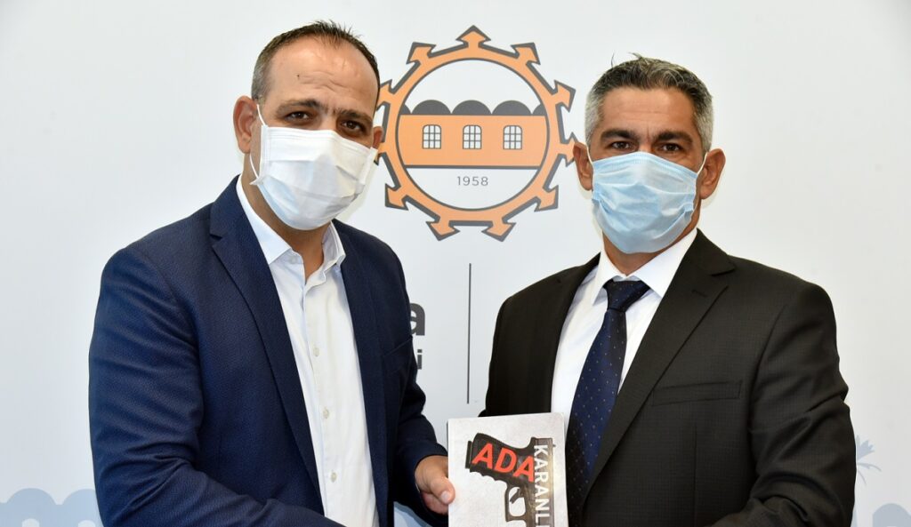 Tomgüsehan, ‘Ada Karanlığı’ romanını Harmancı’ya takdim etti