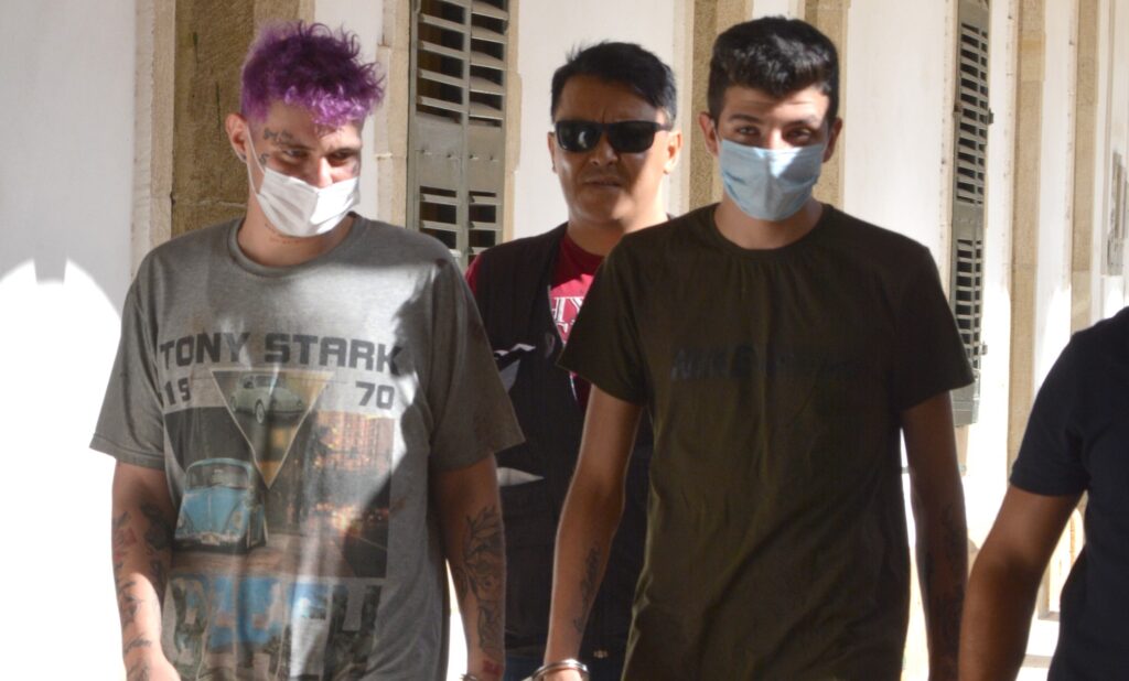 Bir bu eksikti! Sokaktan geçenden para istediler demirle dövdüler