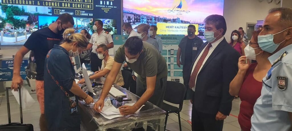 Ünal Üstel, Ercan Havalimanı’nda AdaPass uygulamasıyla ilgili incelemelerde bulundu
