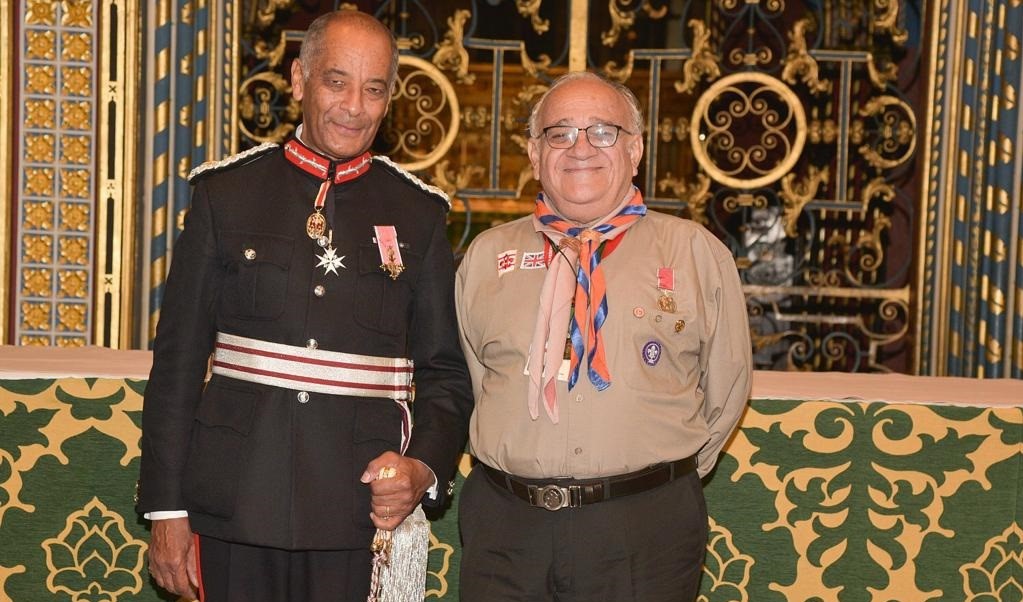 Kraliçe II. Elızabeth’ten Celal İzcibayar’a madalya