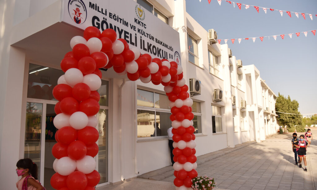 Saner ve Amcaoğlu Gönyeli İlkokulu’na yapılan yeni derslikleri açtı