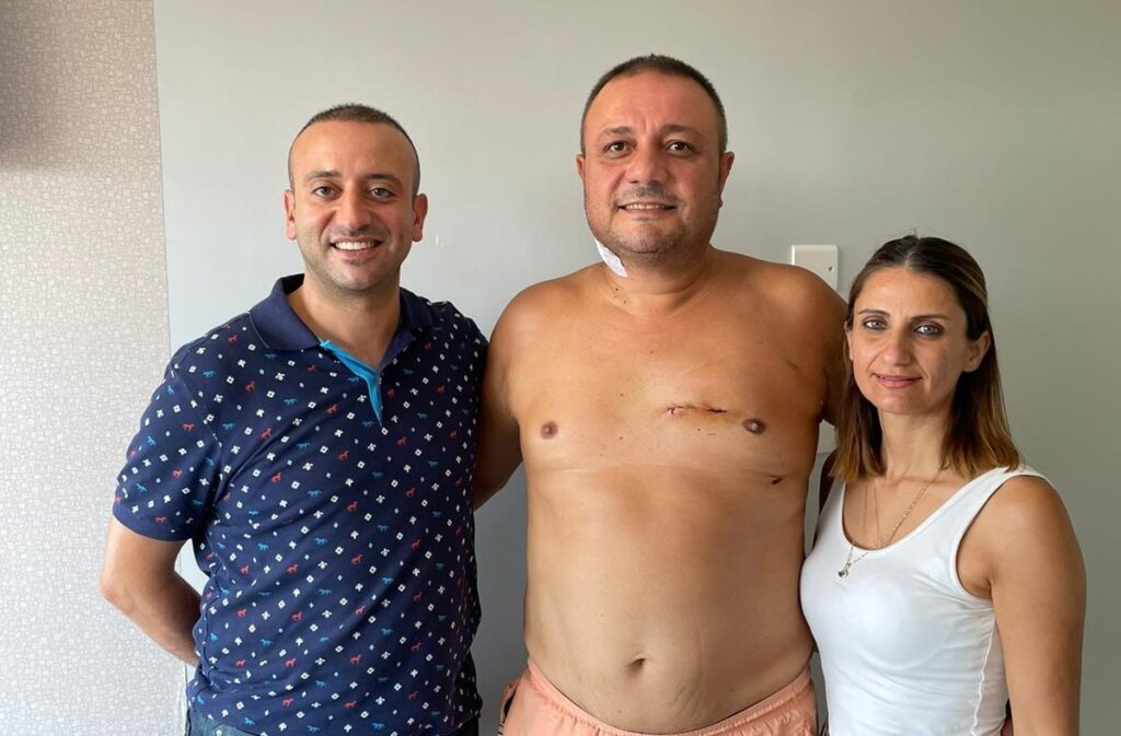“Kıbrıs’ta ilk defa kapalı kalp ameliyatı yöntemleriyle koroner by-pass operasyonu gerçekleştirdi “