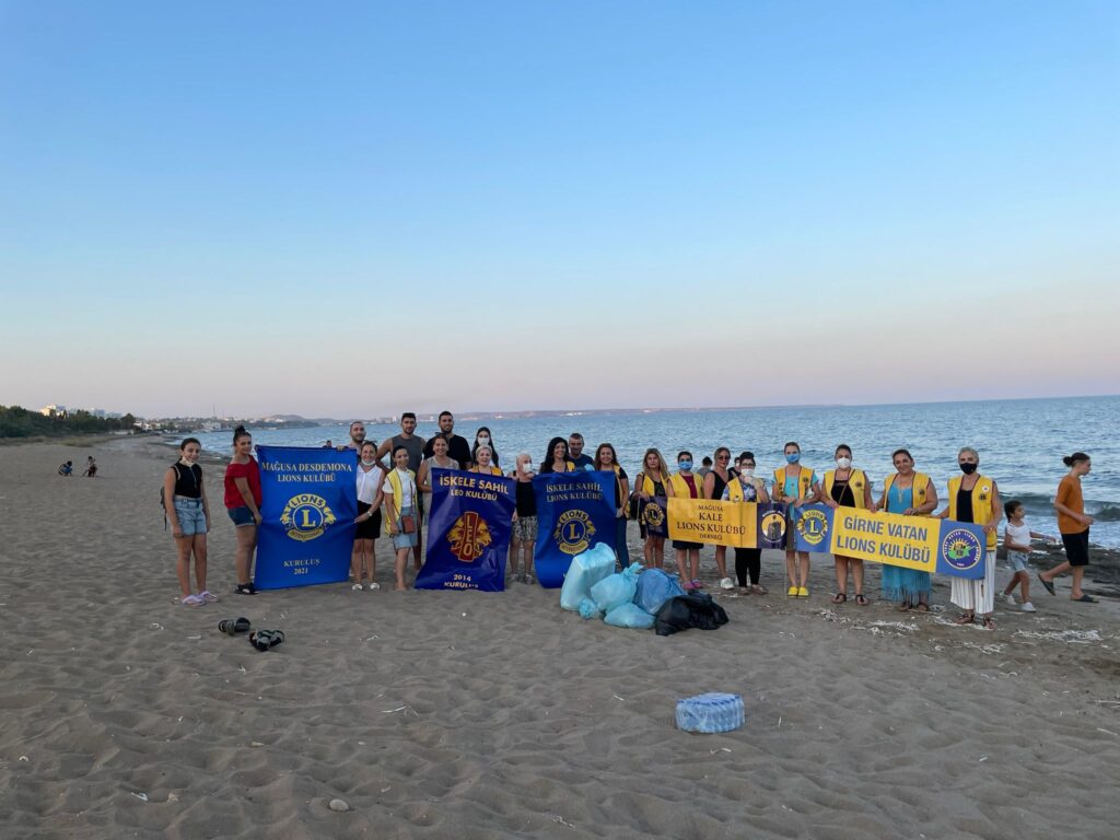 Mağusa Kale Lions Kulübü, sahil temizliği yaptı