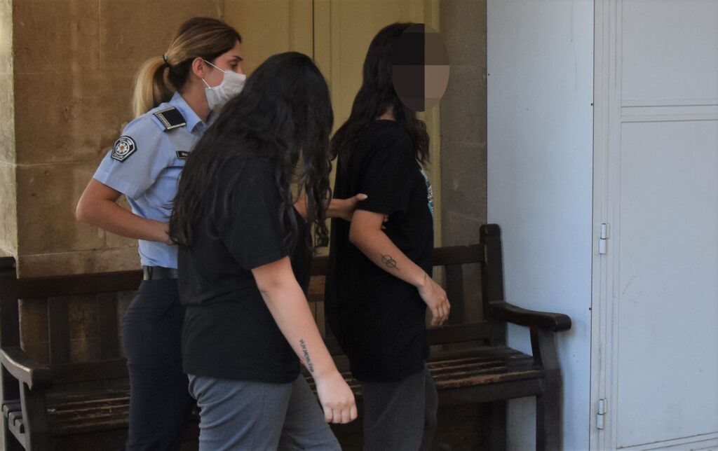 Okul kantinin camını kırarak içeri girdiler