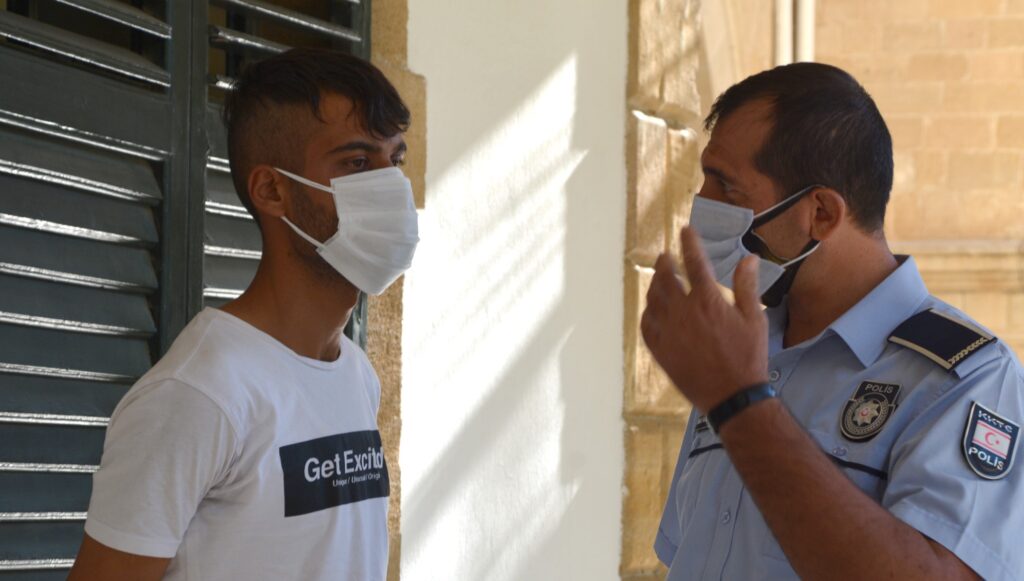 Aracın camını kırıp içinde bulunanları aldı!