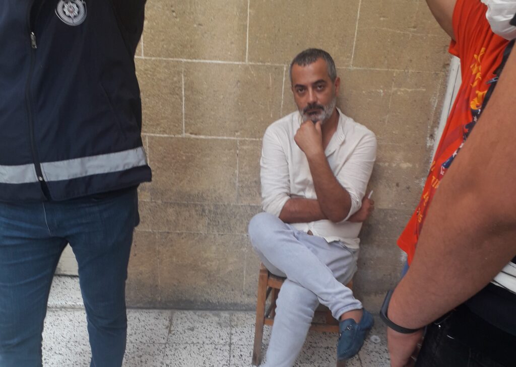 Polise “Allah hepinizin belasını versin” dedi tutuklandı