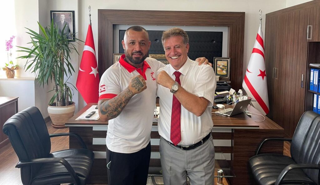 ‘Demir Yumruk’ Turunç, ‘Altın Kemer’e adım adım yaklaştı