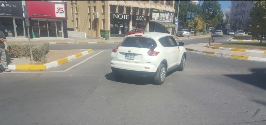 Girne’de yayaya çarptı!