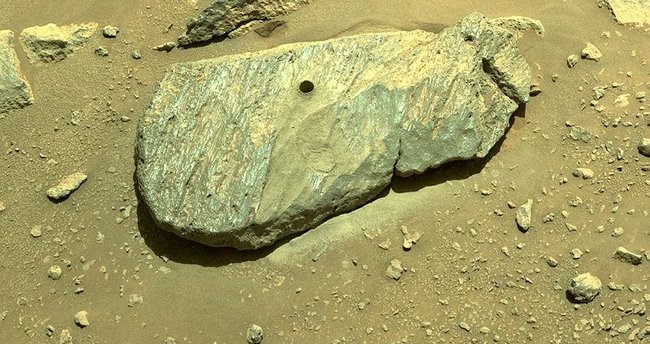 NASA’nın keşif aracı, Mars’tan ilk kaya örneği aldı