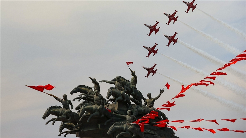 Tatar, TC Milli Savunma Bakanı Hulusi Akar ile ‘İzmir Airshow’u izledi