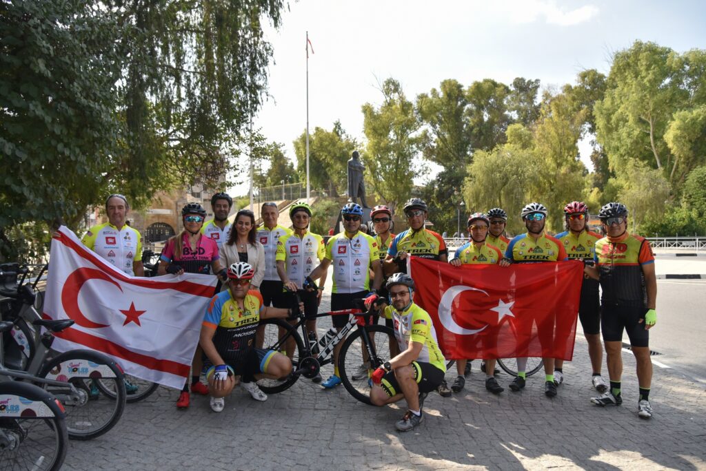 Bisikletçiler çocuklar için pedal çevirdi