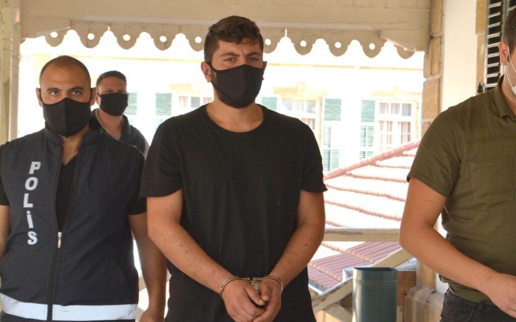 18 mülteciyi Pirgo sahiline bıraktı, geri dönerken yakalandı
