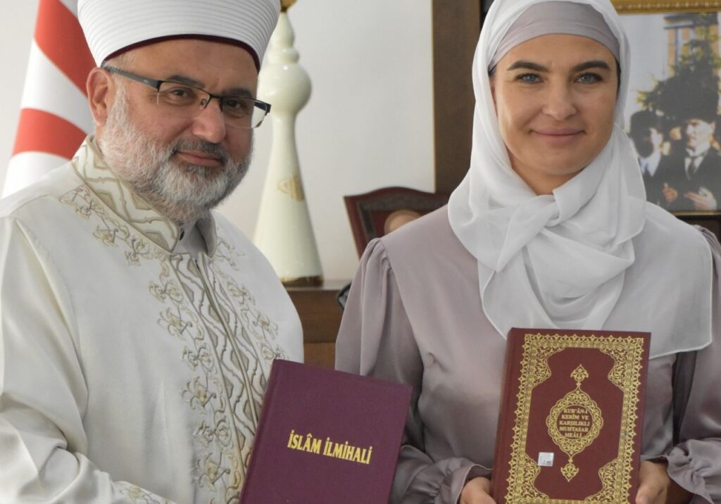 Rus kadın törenle Müslüman olup, Emine adını aldı