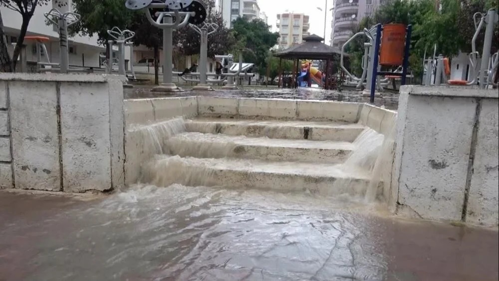Mersin’de fırtına: Tekneler battı, çatılar uçtu
