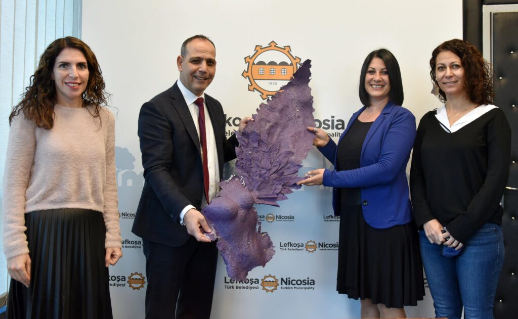 Sakallızade, ‘Melek’ adlı eserini LTB Kadın Sığınma Evine hediye etti