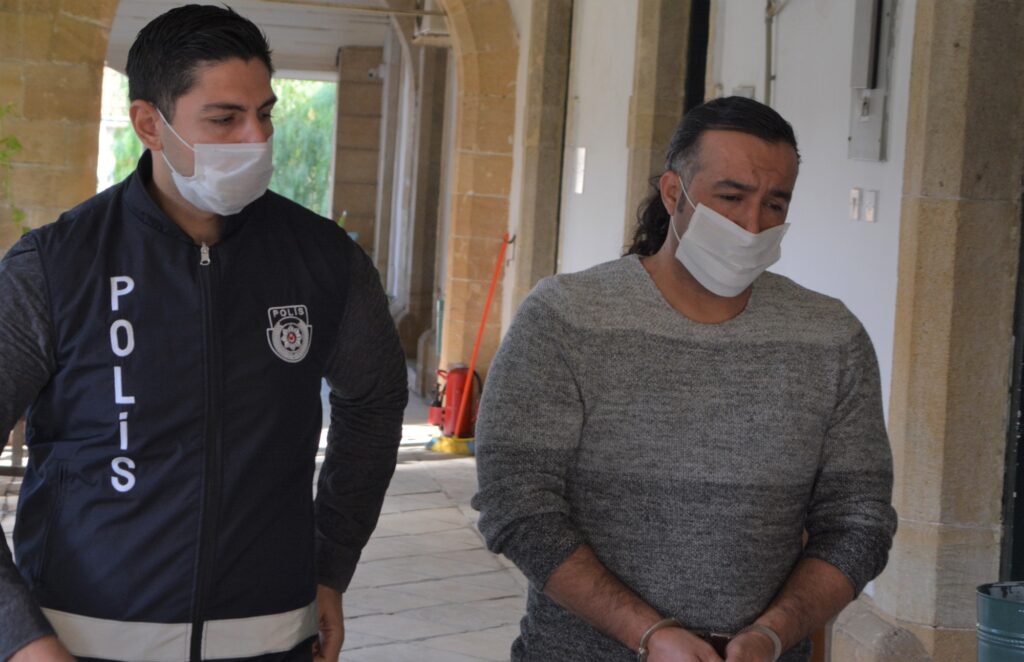 Araba içinde eşiyle tartıştı, darp etti!
