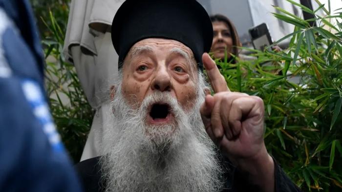 Yunanistan Ortodoks din adamı: “Papa, dinin yolundan çıkmışsın”