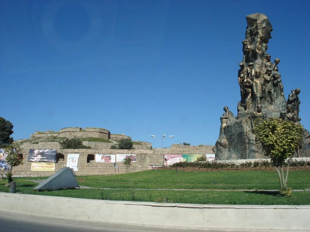 Zafer Anıtı’na Yunan bayrağı asmaya çalışan Kıbrıslı Rum yakalandı