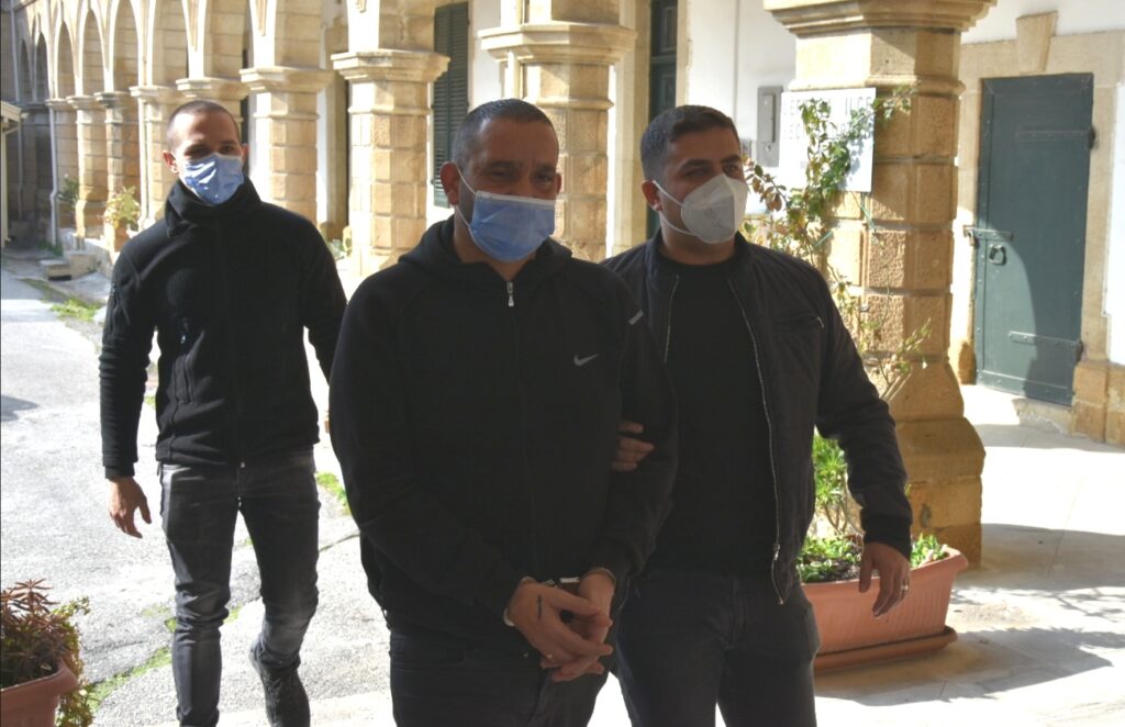 Ofisinde kanunsuz tabanca bulundu!