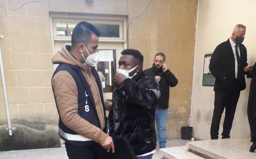 Polise çarpıp kaçan zanlının ehliyetine el konuldu