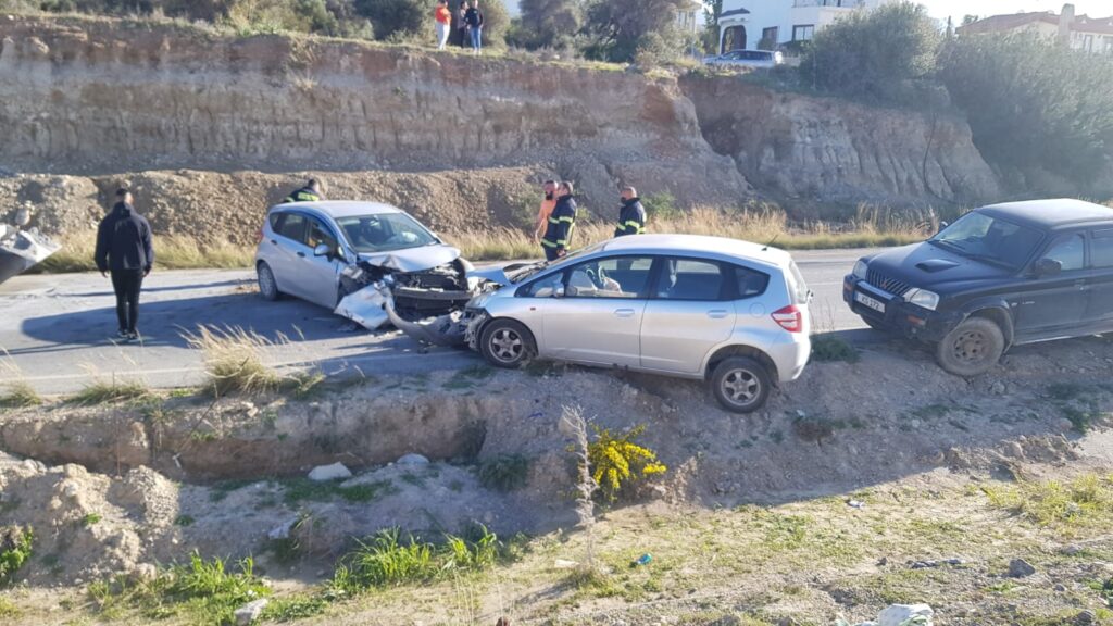 Esentepe’de korkutan kaza, 2 araç birbirine girdi!