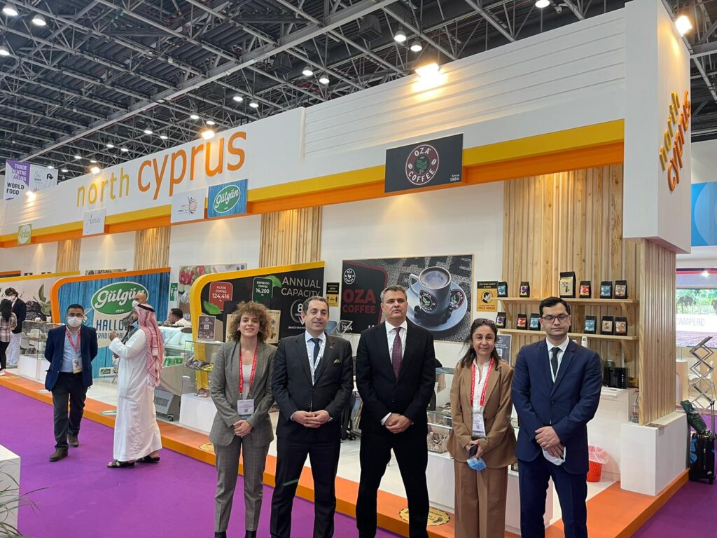 TC Abu Dabi Elçisi ile KKTC temsilcisi, Gulfood Fuarı’nda Kuzey Kıbrıs’ın standını ziyaret etti