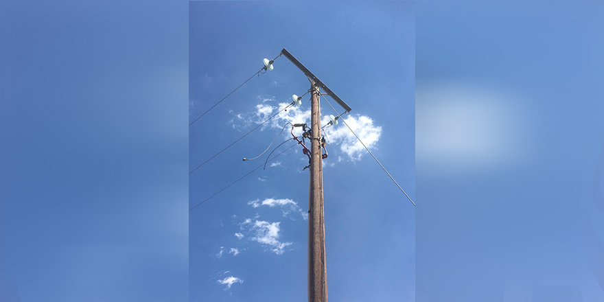 Ortaköy’de kopan elektrik telleri yangına sebebiyet verdi