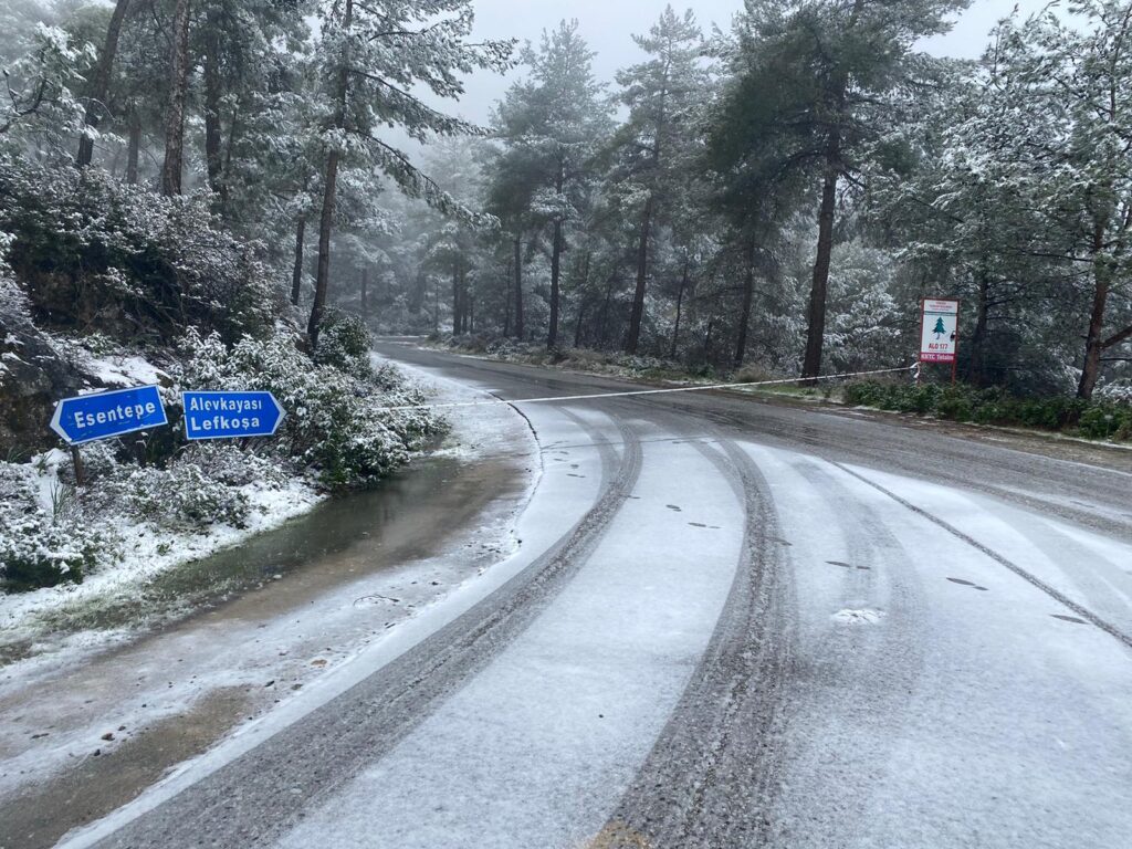 Alevkayası- Karaağaç yolu kar yağışı ve buzlanma nedeniyle trafik akışına kapatıldı
