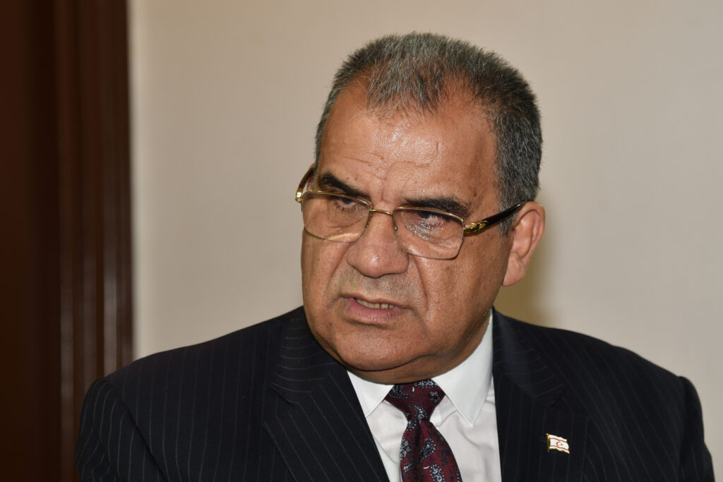 Başbakan Faiz Sucuoğlu kabinede değişiklik yapıldığını açıkladı