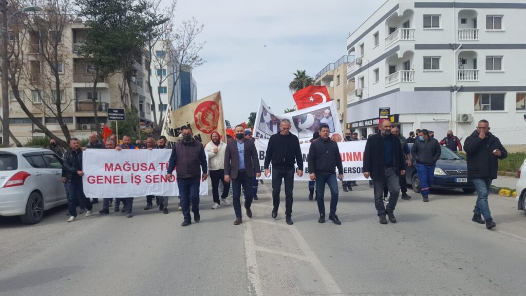 Eylemciler, Lefkoşa Türk Belediyesi’nden Meclis önüne yürüyor