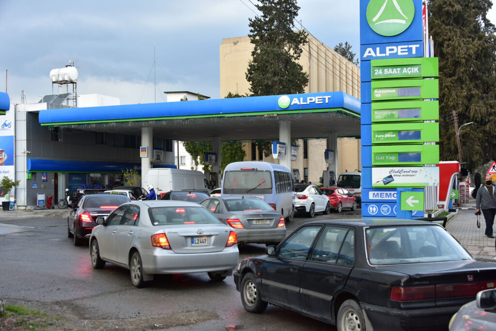 Zam onaylandı, istasyonlar yeniden yakıt vermeye başladı