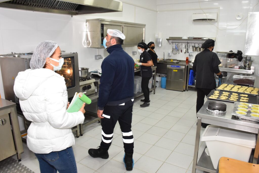 Girne Belediyesi 3 işletmeyi mühürledi