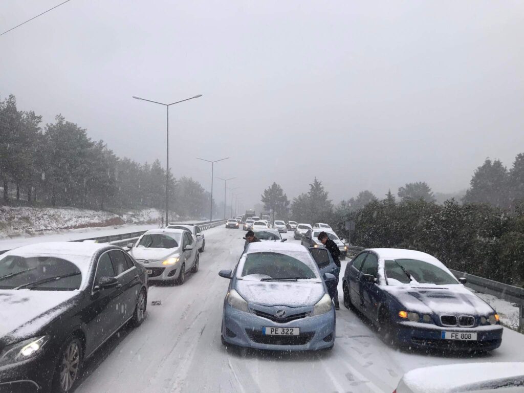 Yoğun kar yağışı nedeniyle Girne-Lefkoşa ana yolunun bir bölümü trafiğe kapatıldı