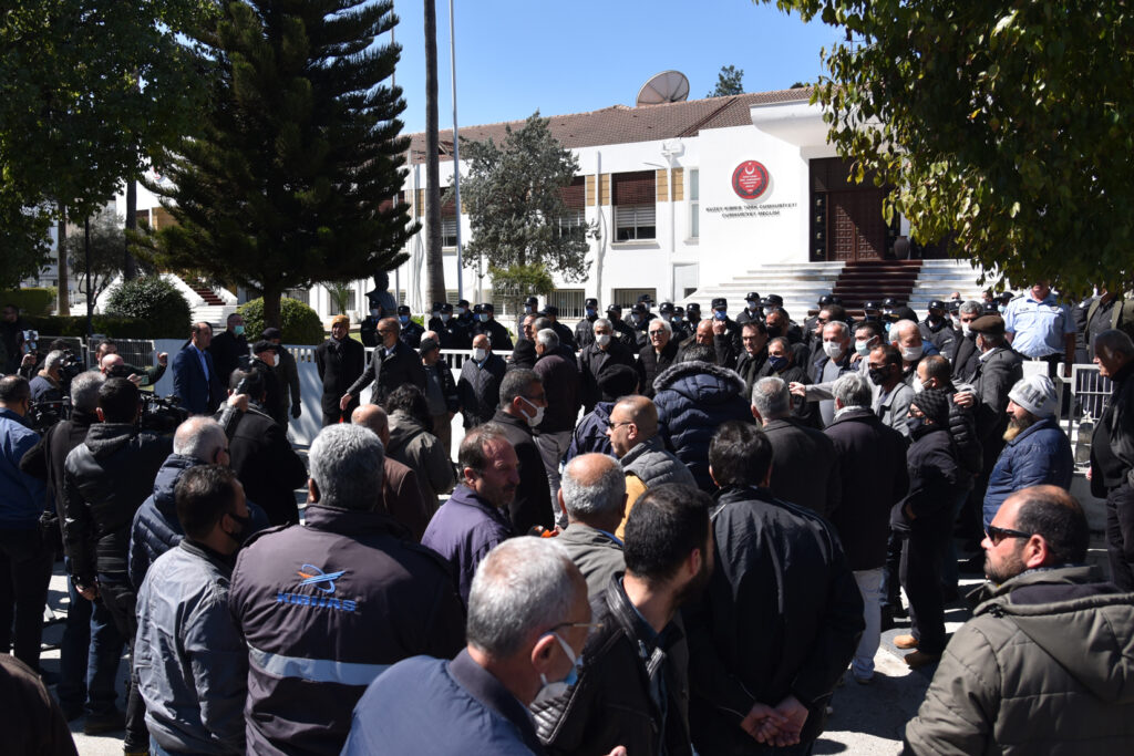 Toplu taşımacılar meclis önünde eylem yaptı