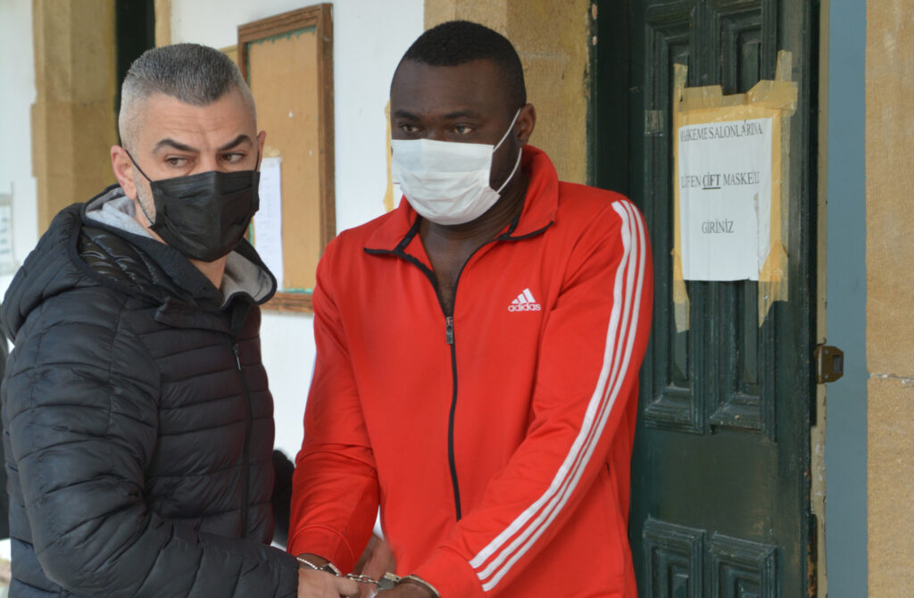 Polisi görünce pencereden atlayıp kaçtı