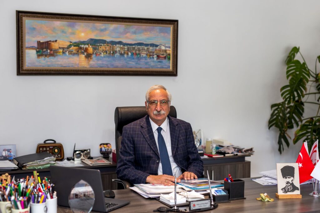 “Toplumumuzun bugünlere gelmesinde büyük emeği olan yaşlılarımıza sevgi ve saygılarımı sunarım”