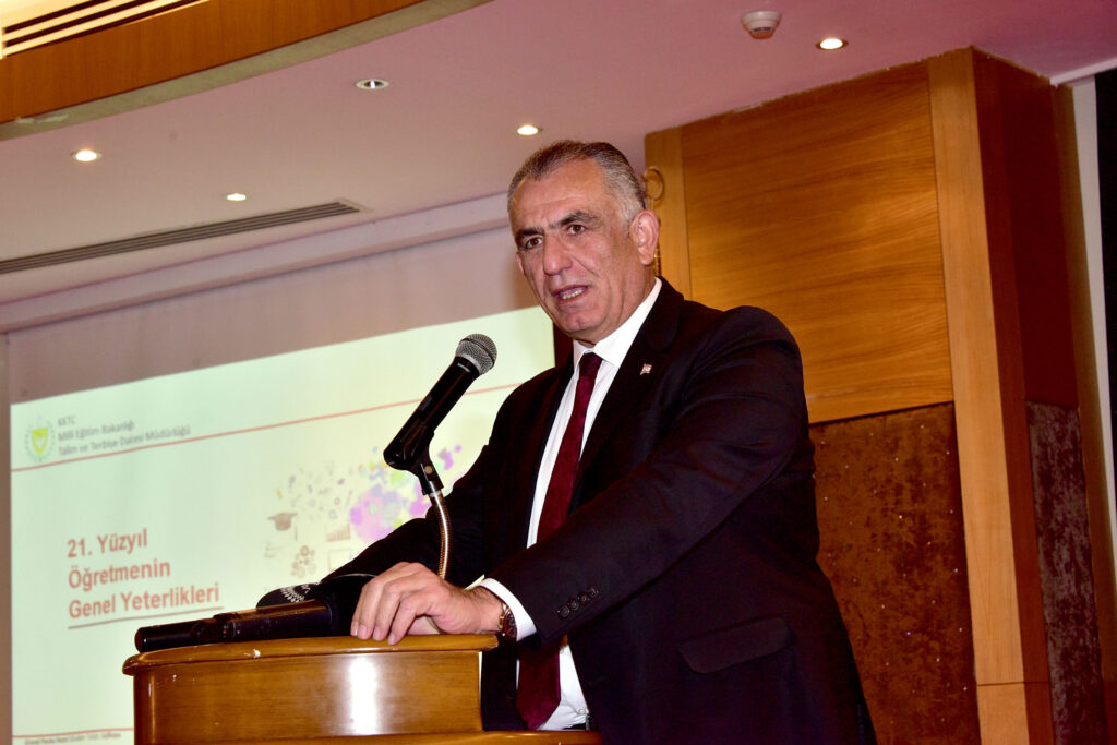 “Öğretmenlerin dokunduğu her yerde ya çiçek açar ya açık çiçek kurur”