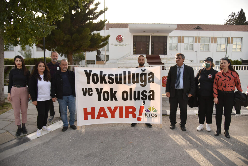 Sendikalar, Başbakanlık ve Meclis önünde 500 somun ekmek dağıttı
