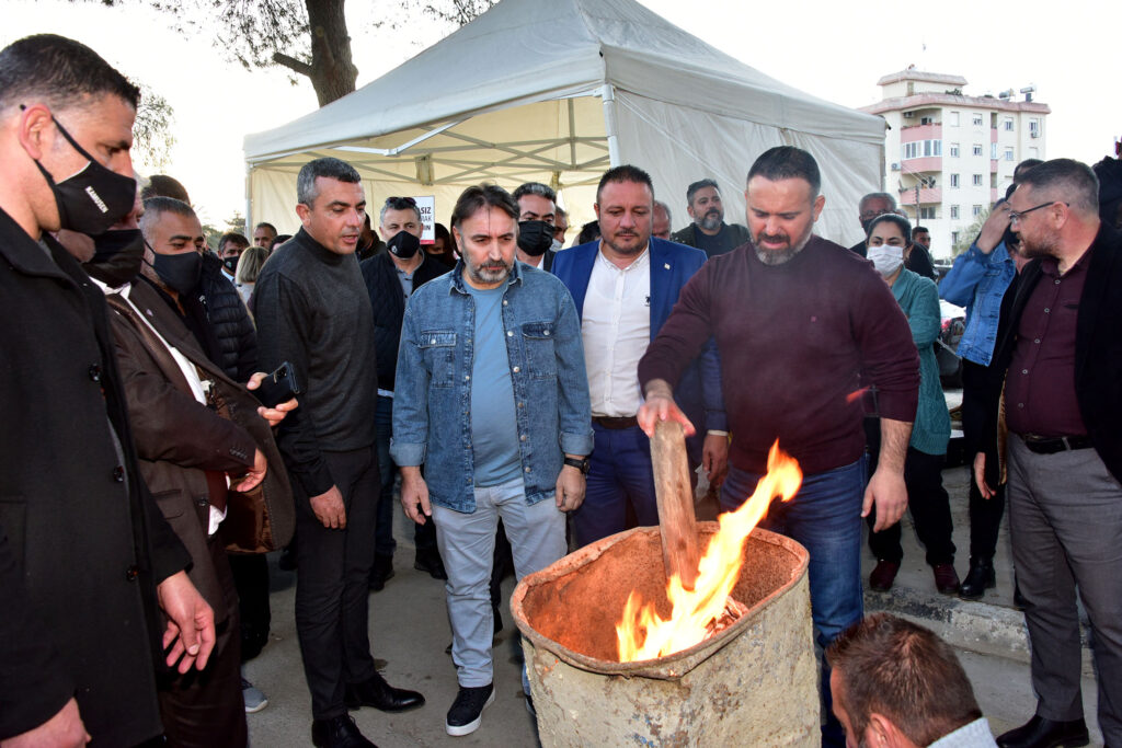 Sendikalar Başbakanlık önünde “zam çadırı” kurarak ateş yaktı
