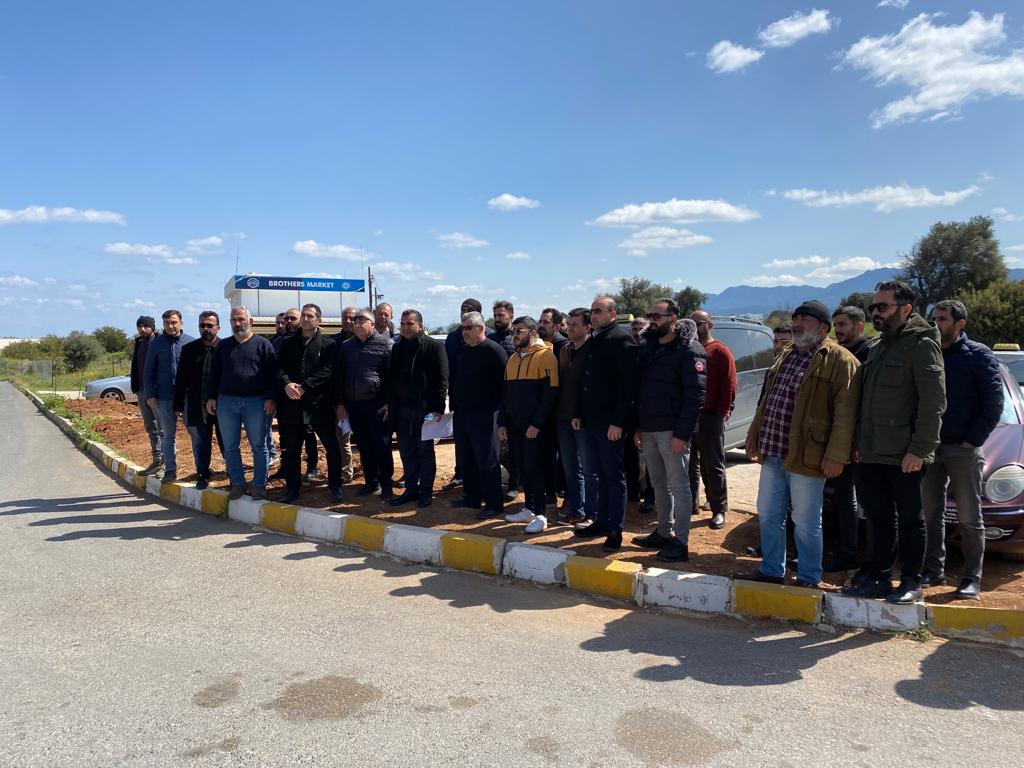 Taksiciler Girne-Çatalköy anayolunda eylem yaptı